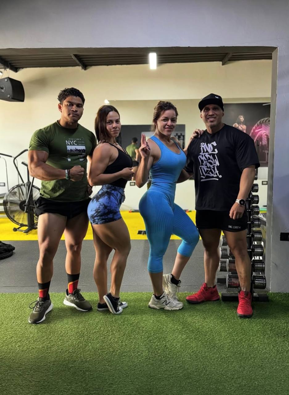 Ángel Biscochea junto a tres atletas asesorados en el gimnasio