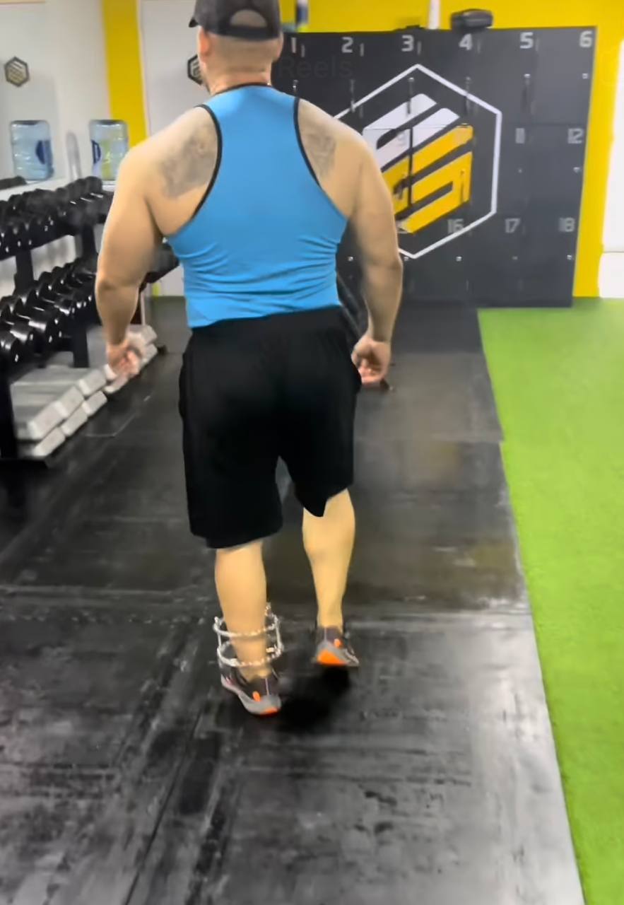 Ángel Biscochea durante su recuperación, regresando al gimnasio con apoyo